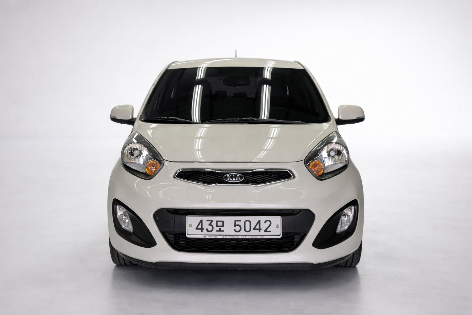 깨끗한 스튜디오에 있는 기아 피칸토.png